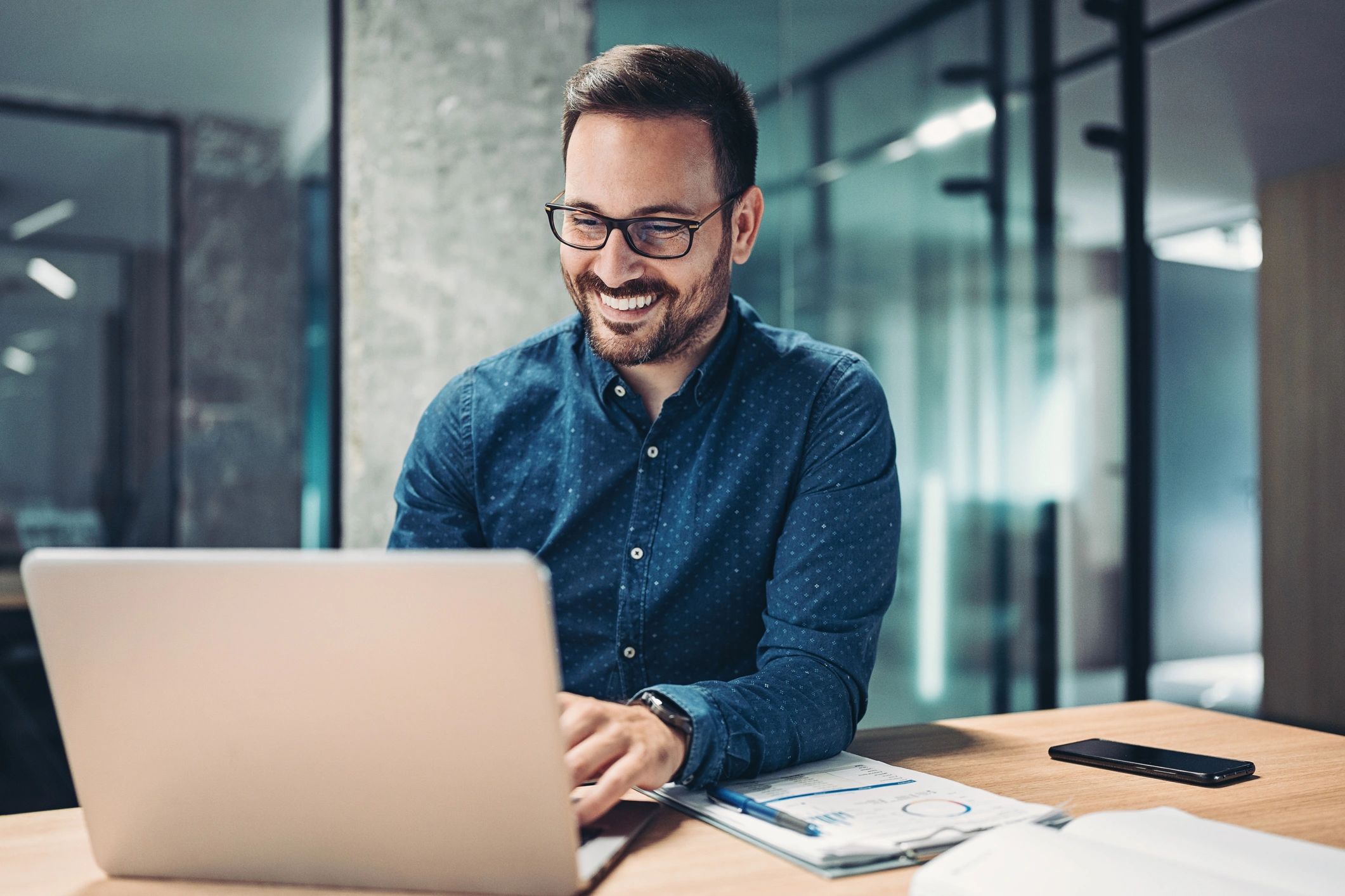 Remote support technician using a laptop
